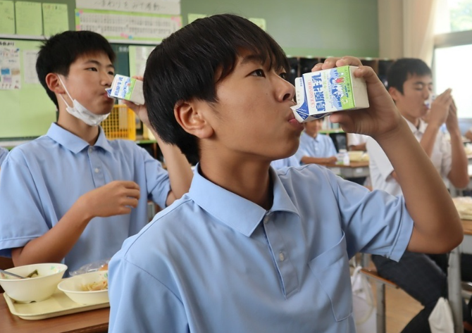 【🥛】給食の牛乳「直飲み」できる？　学校で進むストローレス　抵抗ある子や保護者も…対応は