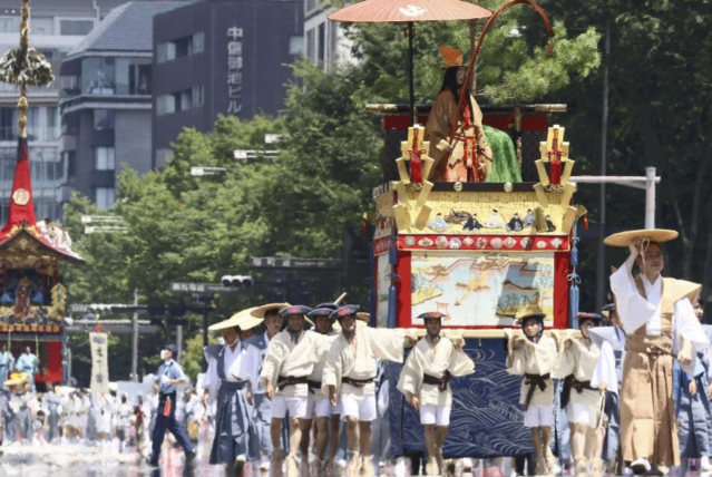 再）自民党｢円安とｲﾝﾊﾞｳﾝﾄﾞでﾆｯﾎﾟﾝを売り飛ばす!!｣神主｢神事まで外人向けの見せ物にされた…もうダメぽ｣