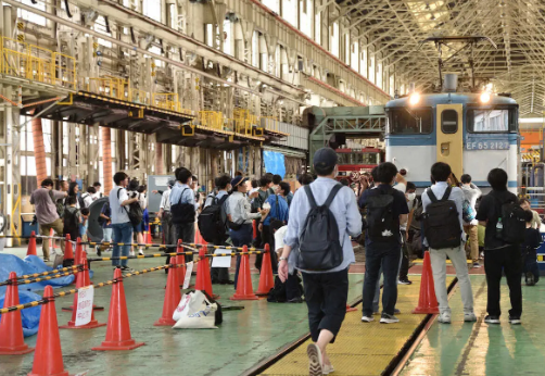 「物売るってレベルじゃねぇぞ！」鉄道物販展で鉄ヲタどもが大暴れ。警察も出動。大宮車庫