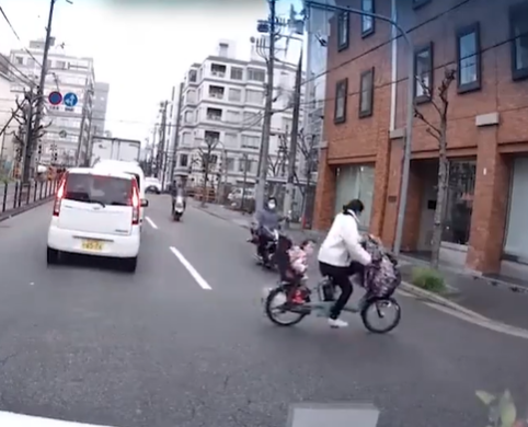 【動画あり】ママチャリに乗ったママの運転、ついに一線を越えてしまう