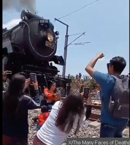 メキシコの撮り鉄、自撮り中列車に跳ね飛ばされ死亡、当然それも撮影される