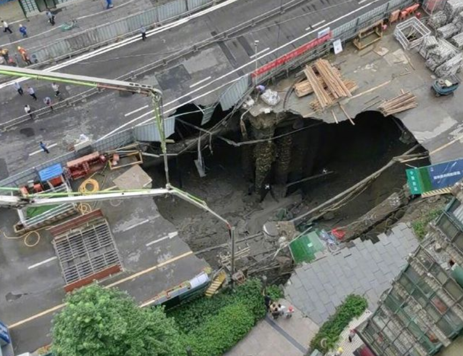 雨も降っていない成都で大陥没　