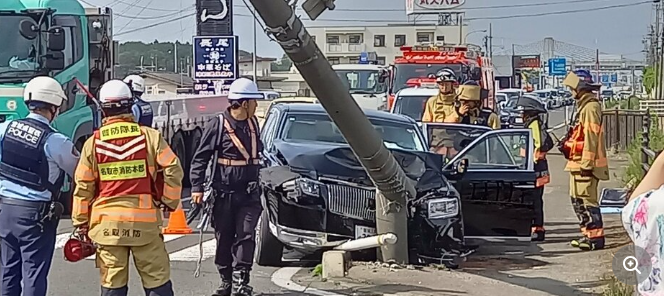 【宮城】国道で高級車センチュリーが信号機に衝突　なぎ倒す　運転の70代男性がけが　・名取市