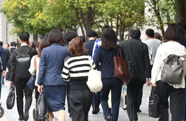 女性の管理職比率、企業に公表義務　従業員301人以上