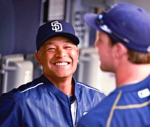 【MLB】ドジャース監督の“手荒すぎる祝福”が話題 ヒマワリの種を至近距離で投げつける「豪速球でワロタ」「鬼退治かよw」