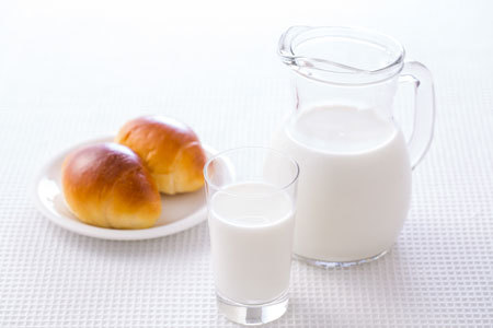 【健康】パンと牛乳愛好家必見！あなたの朝食、実は脳と体をこっそり破壊中？！