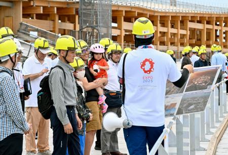 【大阪】一足先に万博リング見学、中高生ら見学ツアーで高さ20メートルの迫力体感