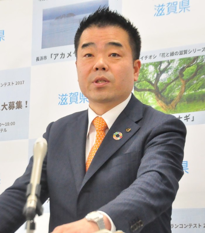 【滋賀】県職員の名刺 多くが自己負担 三日月知事「あり方検討を」