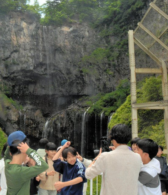 「日本三名瀑」華厳の滝に異変　落水見えず岩肌露わ　観光客もあぜん