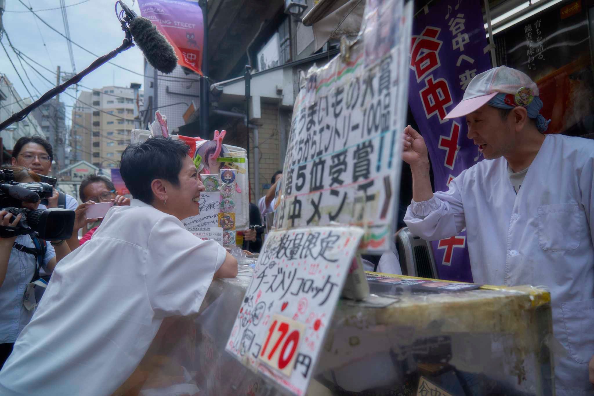 蓮舫支持者「谷中銀座に蓮舫さんが来ました。アウェー感がすごい。みんな『光』が怖いんだろう。」