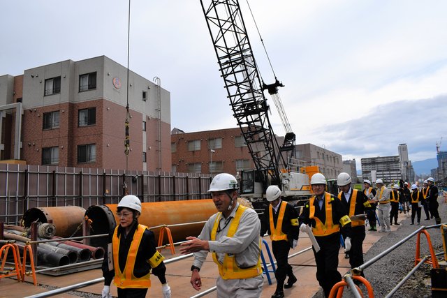 進む現場の高齢化 北海道新幹線工事の事故死8人 ゼネコンは目配り