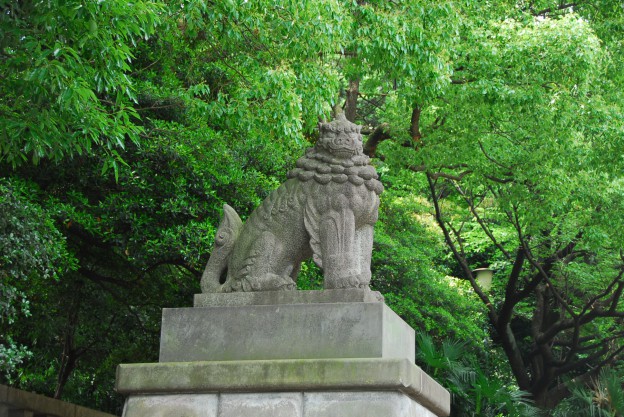 靖国神社の狛犬に貼り紙　「世界人民は団結しよう」「ただしおまえらは含まない」中国語で