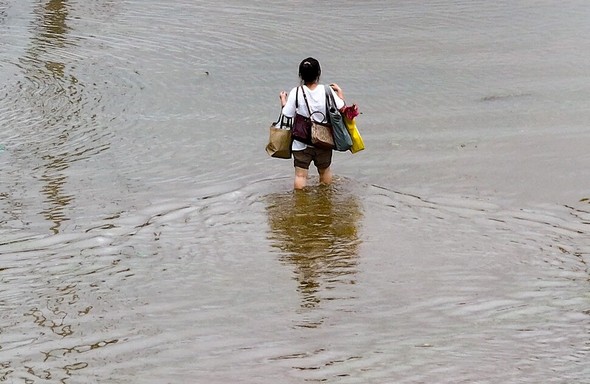 【韓国】豪雨に見舞われても配送しろという国…宅配運転手には作業中止権がない →w