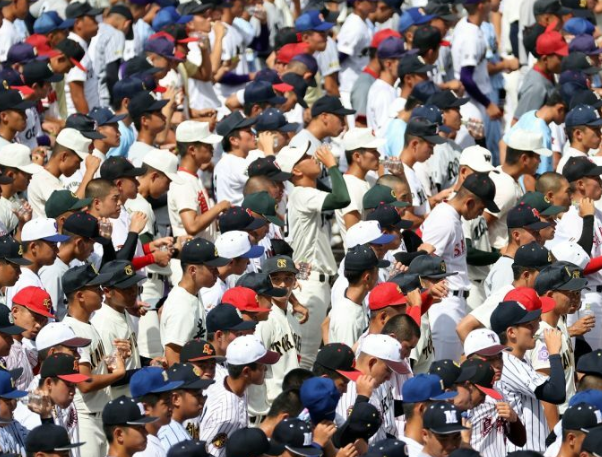 【甲子園】《酷暑の試合は限界か》夏の高校野球で足がつる選手が続出、熱中症対策はもはや付け焼き刃　審判や応援の生徒らも倒れる事態に