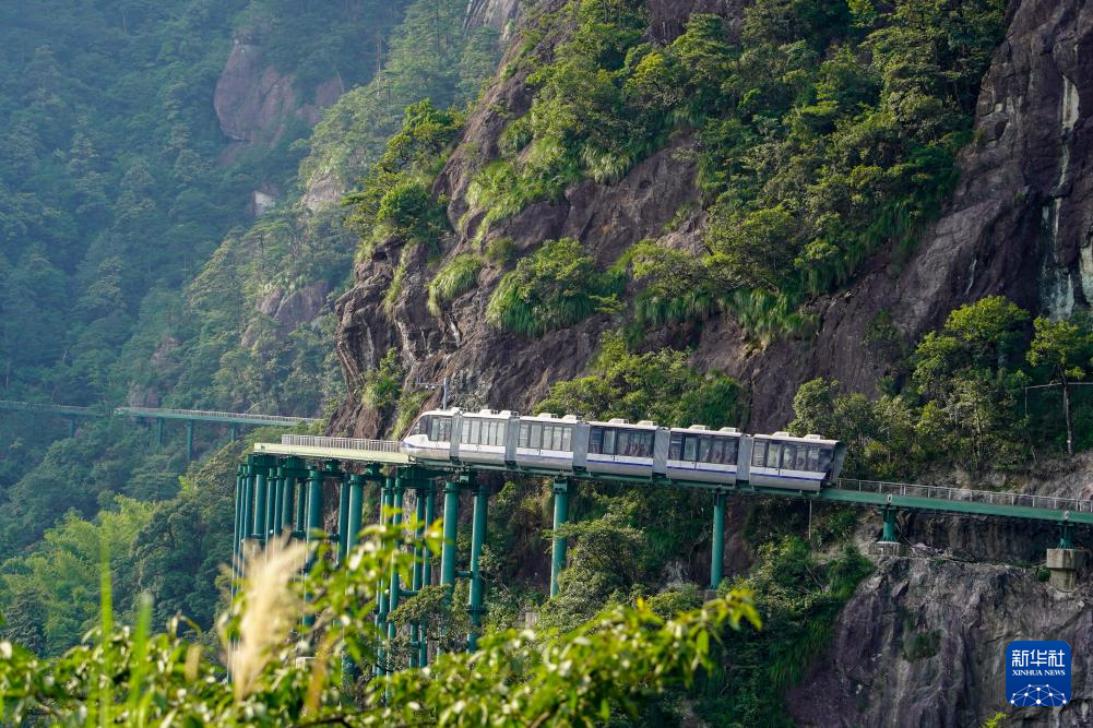 【中国初】山や崖を登る「断崖列車」が完成