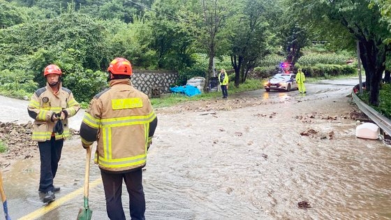 【中央日報】 「土砂がたくさん崩れ落ちる」「家に水が流れ込む」…韓国南海地域で集中豪雨による被害続出