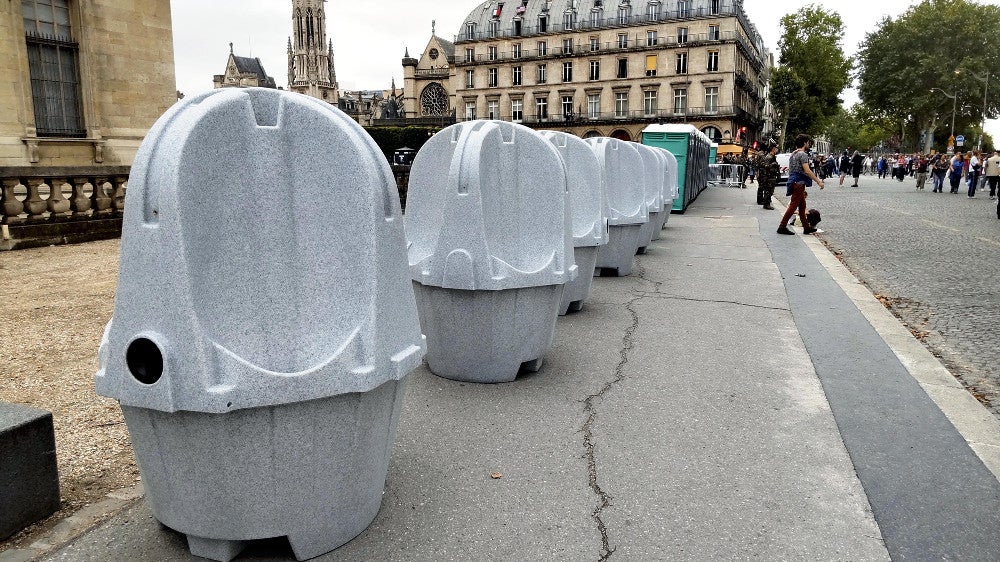 【パリ】仮設トイレは気恥ずかしい「チラ見え」…フランス人は歯牙にもかけず「解放感抜群？」