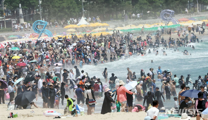 【芋洗い状態】釜山の海水浴場「水半分、人半分」→w