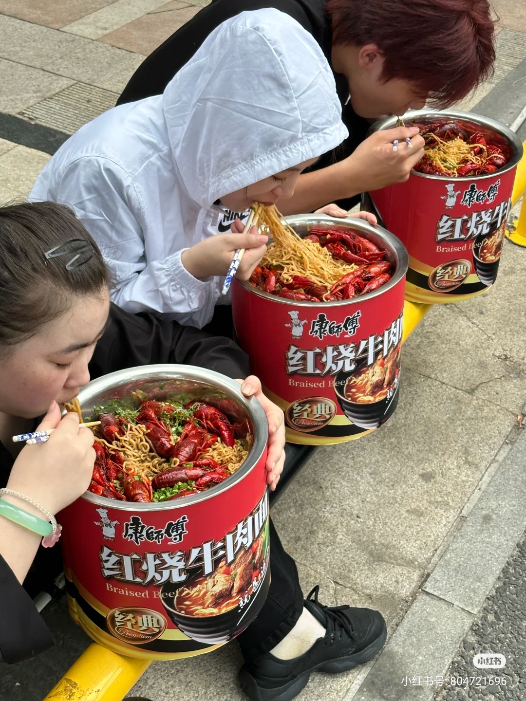 中国のカップ麺、デカすぎる。お前らの想像の３倍デカい