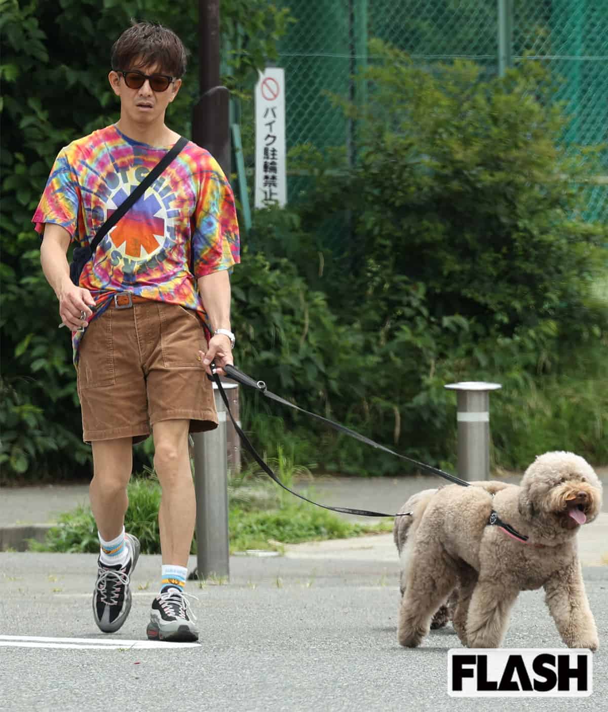 【俳優】キムタク、ド派手Tシャツで犬散歩！身長サバ読み疑惑の真相は？