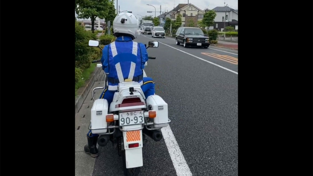 【悲報】白バイコスプレおぢ、違法だった