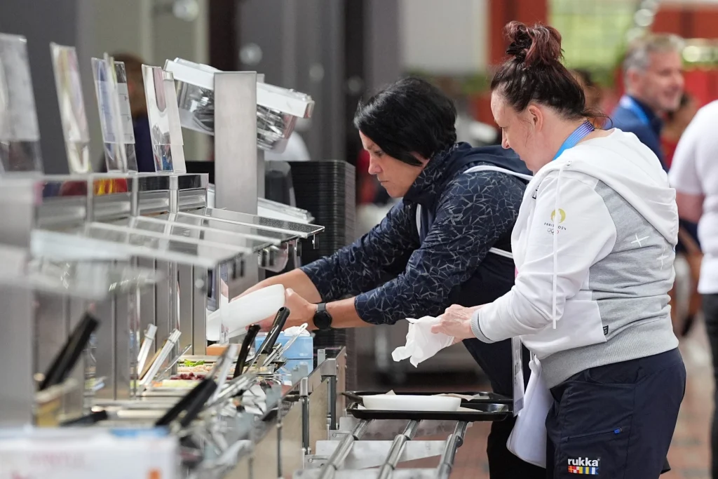 【パリ五輪】アスリートから選手村の不満が続出「ラムチョップは１人２本まで」