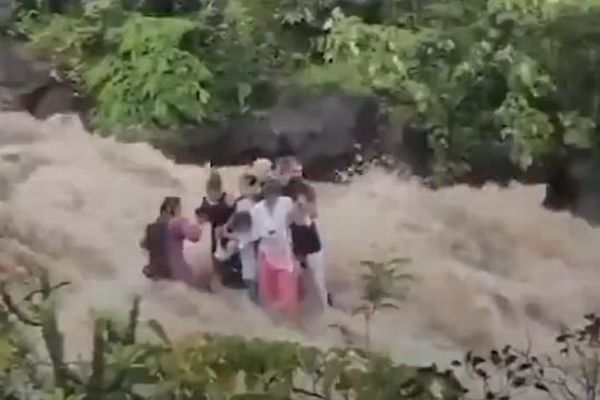 インドの川で突然増水、家族が激流に取り残され、やがて流されていく【動画】