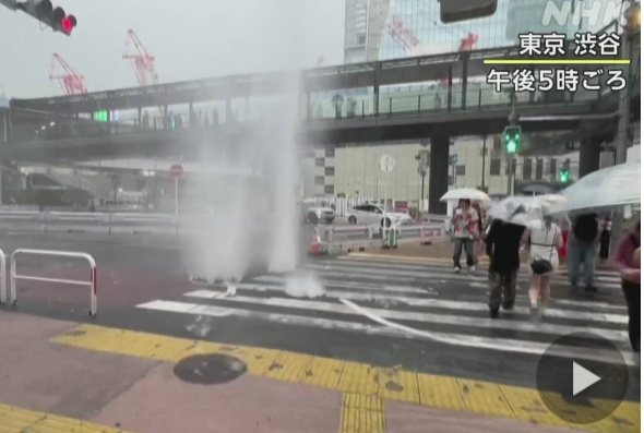 渋谷、マンホールから下水が噴き出す、想像の10倍くらい噴いてる