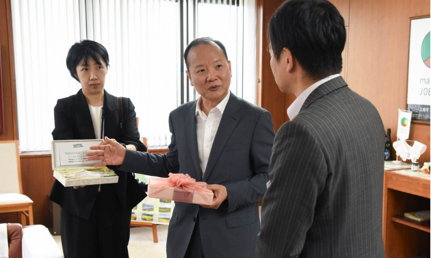 駐新潟韓国、中国総領事が上越市を訪問　中川市長に着任あいさつ