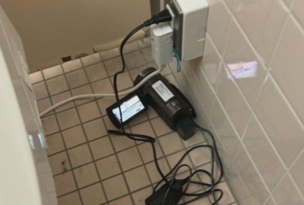 女子トイレ個室に電源ケーブル、中には学校備品のビデオカメラ→犯人は先生でした