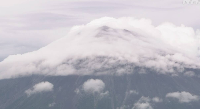 山開きの富士山で 男性が山頂付近から転落 意識不明の重体