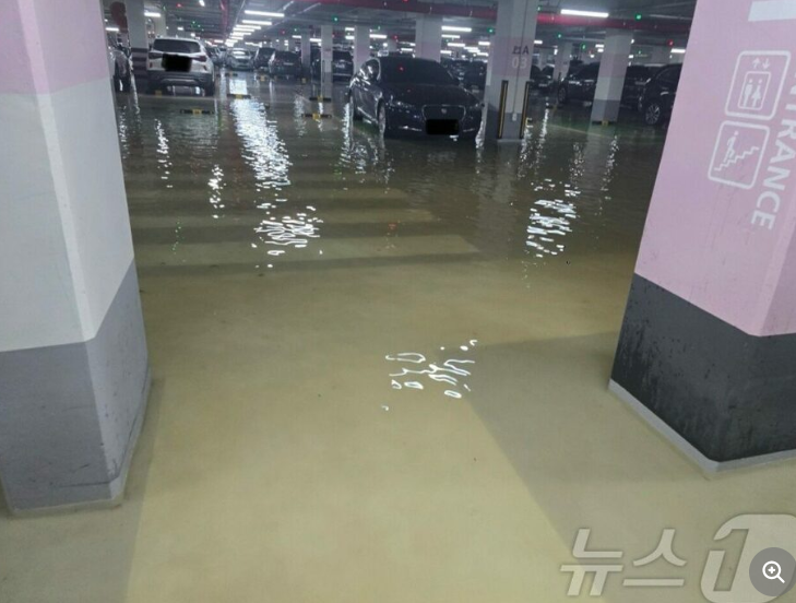 【半地下は？】韓国・新築マンション駐車場が“ウォーターパーク”？…豪雨ではっきりした「防水の不備」