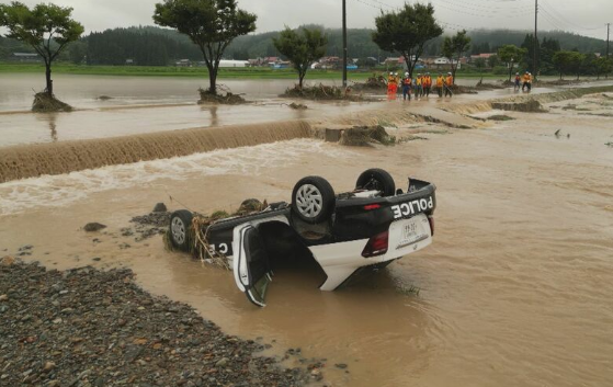 【山形大雨】新庄市で流されたパトカー転覆して発見も、警察官2人は行方不明　一般車のボンネット上で待っていた人など計3人を救助　消防はこの現場にしぼり日没まで警察官を捜索