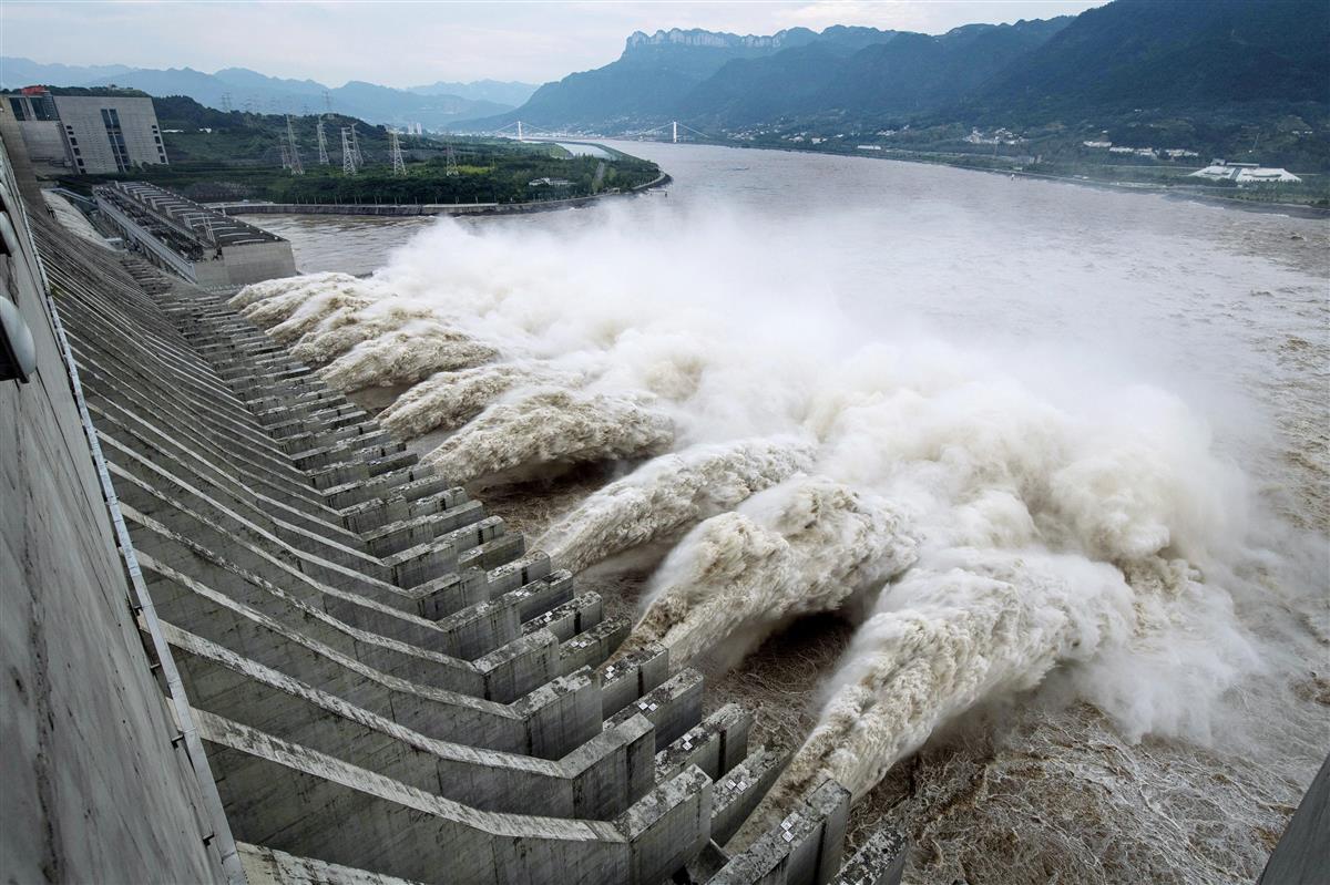 【悲報】中国の三峡ダム、大雨による放水のため下流の町が洪水、数千人が避難へ