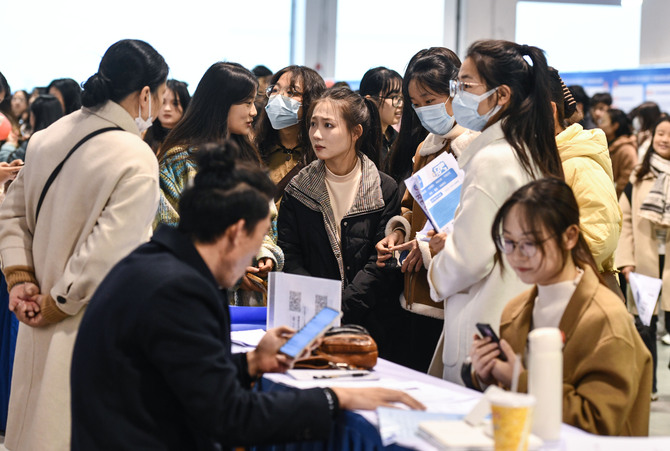 【中国の若者の深刻な結婚離れ】2010年には、女性が初めて結婚する平均年齢は24歳だったが2020年には28歳に、上海ではすでに31歳を超えている・・・晩婚化の傾向は出生率の低下に直結、その結果、出生数も減少する