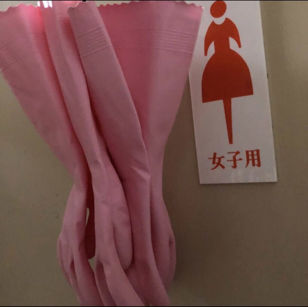 【悲報】トイレに侵入し個室ドア上から動画撮影した男を