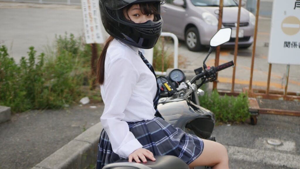 無免許の女子中学生がバイクでニケツ、パトカー追跡→民家の扉に接触して転倒し女子中学生の2人軽傷