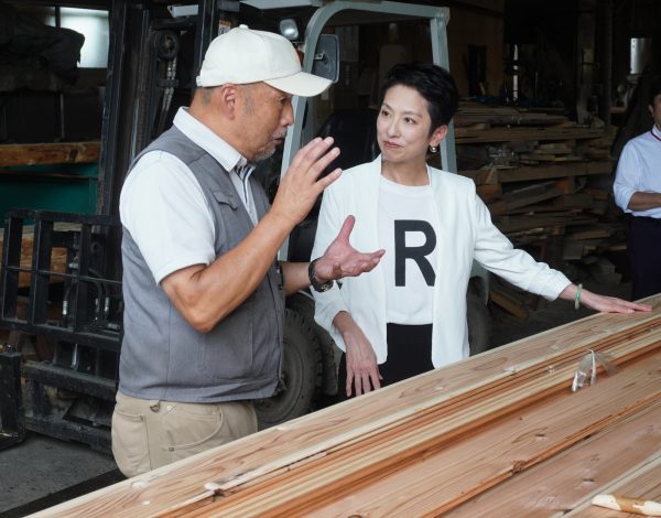 蓮舫さん、製材所を訪問「東京の森が住宅に変わる流れ、循環させる必要性を感じた」　もうメチャクチャ