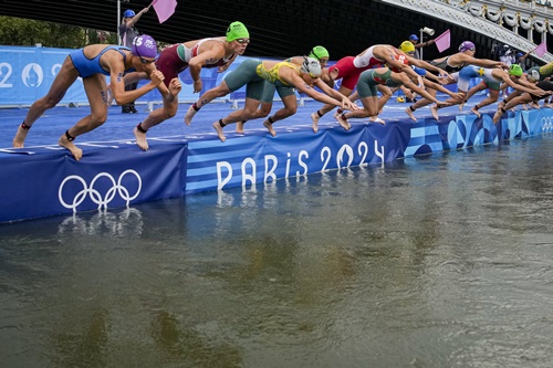 【パリ五輪】嘔吐する選手も…100年間遊泳禁止のセーヌ川で強行したトライアスロンに韓国紙指摘「異常症状に悩んだ」