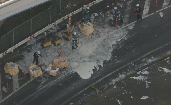 首都高速にシャンプー散乱　事故現場には白い液体が　トラック横転し積み荷が飛び散る　運転手「ハンドル操作誤った」