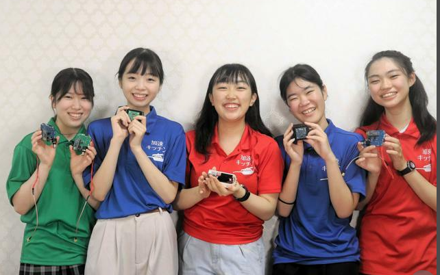 日本の女子高生ら5人がスイスの欧州原子核研究機関CERNで素粒子研究。シュタゲみたいにならない？