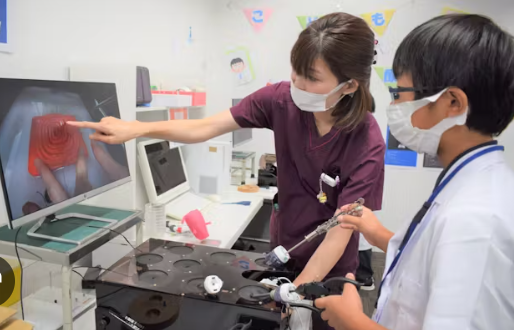 【大阪】日生病院、小学生向け医療体験イベント　手術を疑似演習