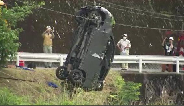 軽乗用車が転落　車内の男性、骨を折るもそのまま数キロ歩いて実家で一泊、のち電車で帰宅