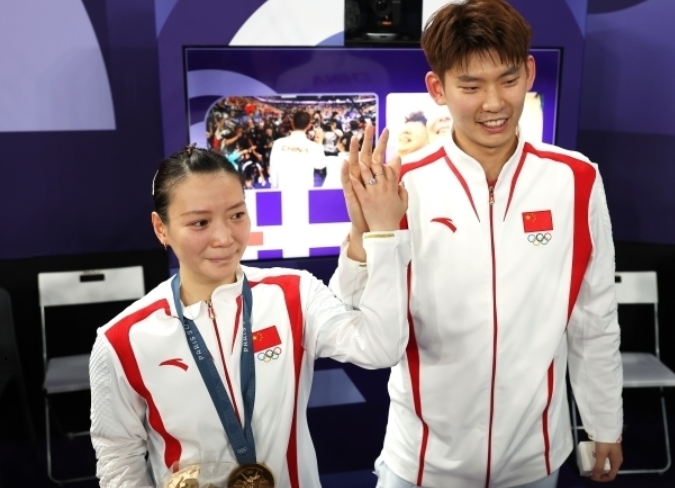 【パリ五輪】「五輪史上もっとも美しい光景だ」バド混合ダブルスの中国女子が金メダル獲得後に“公開プロポーズ”を受けて号泣！