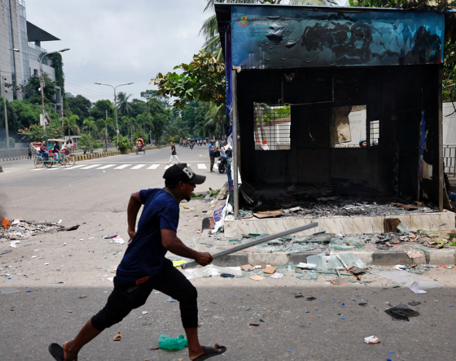 【バングラデシュ】首相辞任要求の大規模デモ、警官と衝突で91人死亡