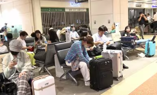 【羽田空港】「きょうはここで寝ます」雷雨による欠航相次ぎ空港で一夜明かす人も…今日も欠航や遅延相次ぐ可能性