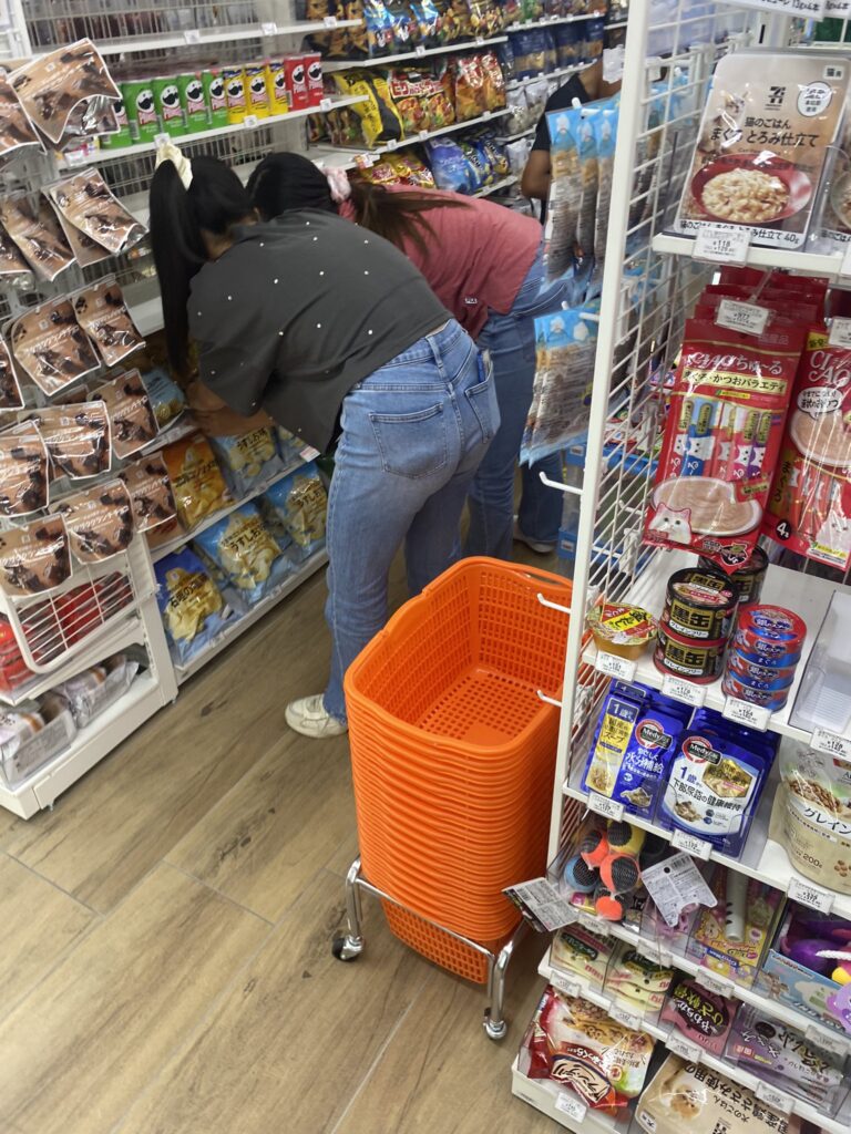 【画像】近所のコンビニが子どもに品出しさせてた…