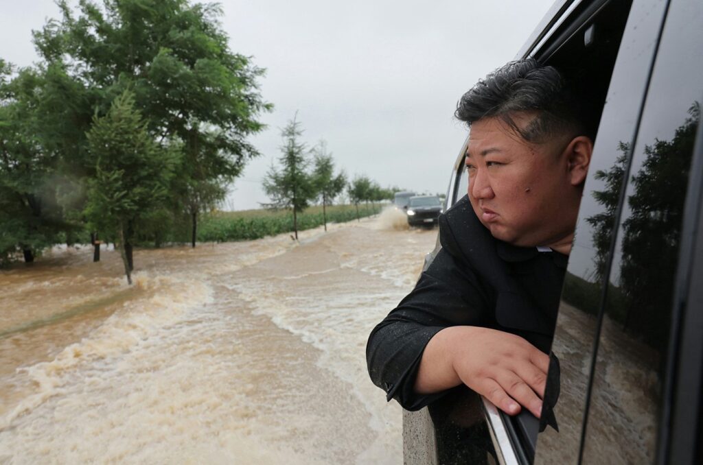 再）【画像】金正恩同志、水害直後に被災地入り　岸田完全に終わる