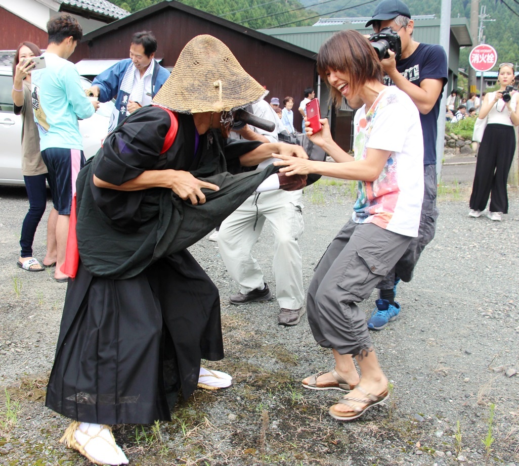 「男性のシンボル」で女性つつく天狗、5年ぶり復活　福井県美浜町で9月1日に奇祭「八朔祭」