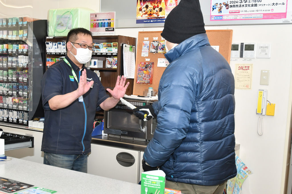 【事件】「金出さんかい」「無理」コンビニ強盗未遂容疑、店員が取り押さえる